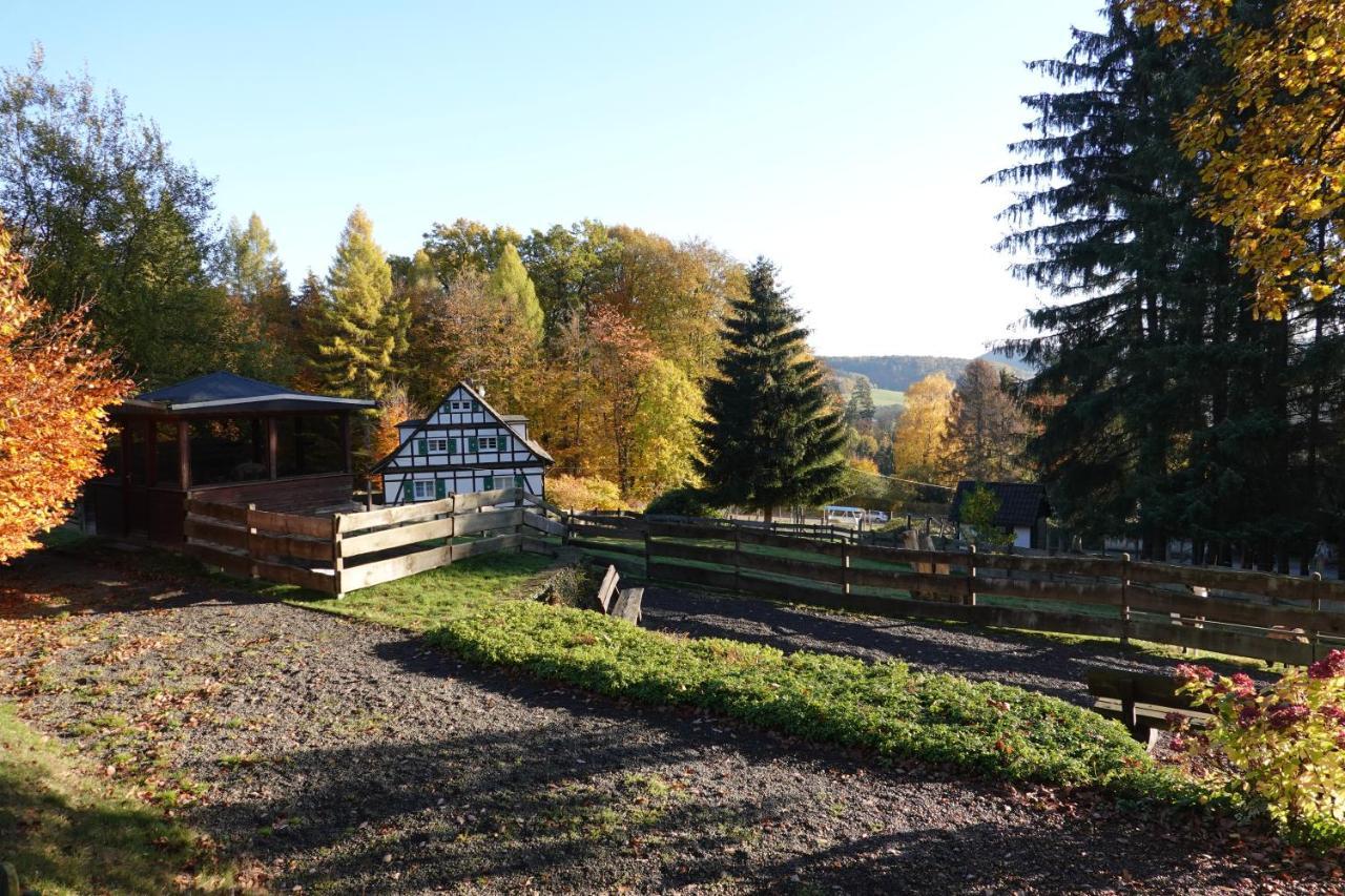 ホテル Bergische Schweiz エンゲルスキルヒェン エクステリア 写真